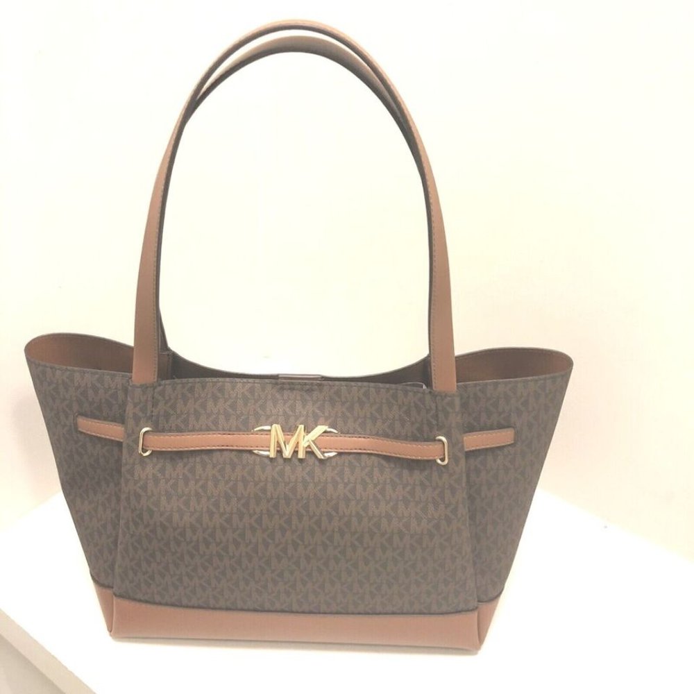 🌟 Michael Kors Brown Signature Satchel: Classic Elegance! 🛍️